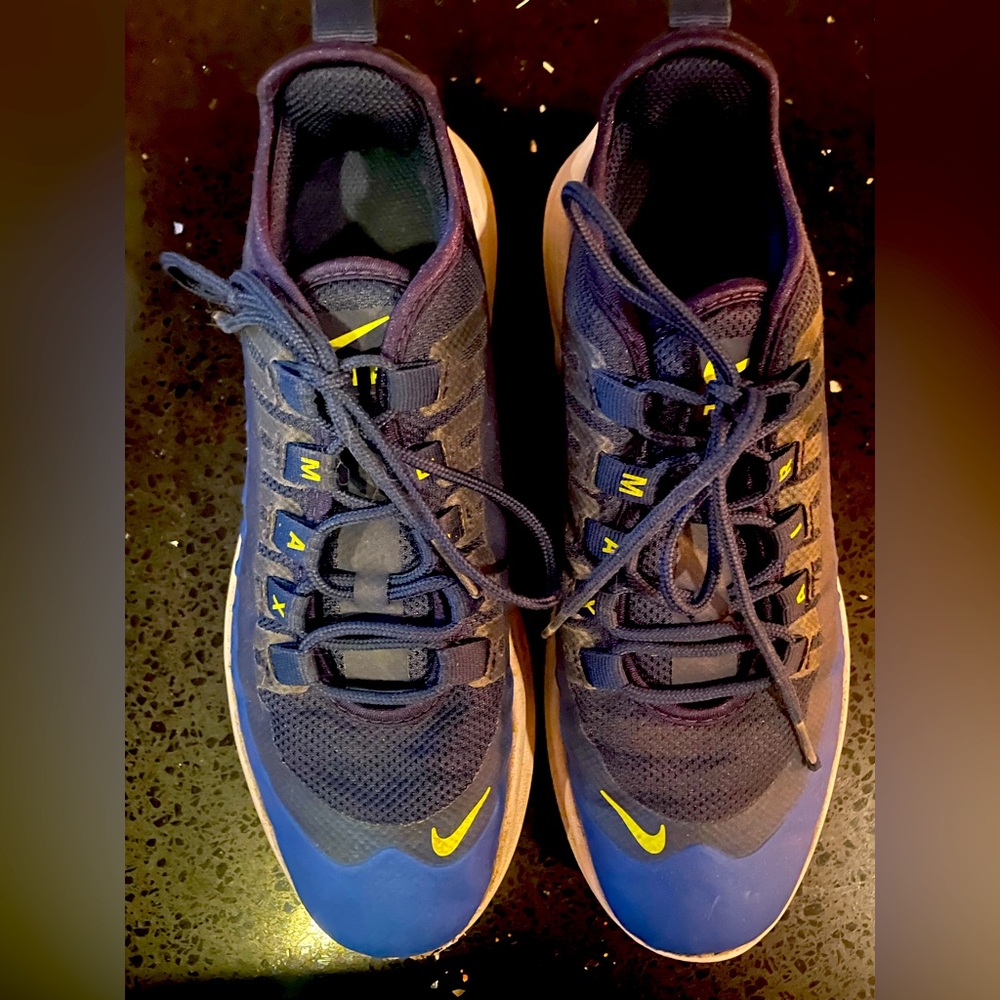 Boys Nike Air Max Axis 5.5Y